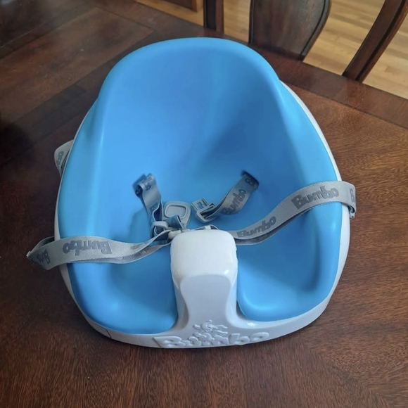 Bumbo Baby Seat with Safety Straps - Picture 1 of 2